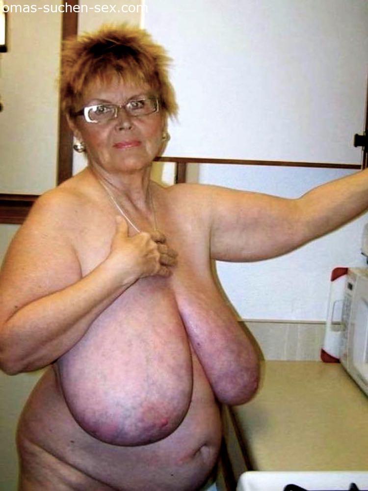 Extrem großbusige Oma zum Bumsen